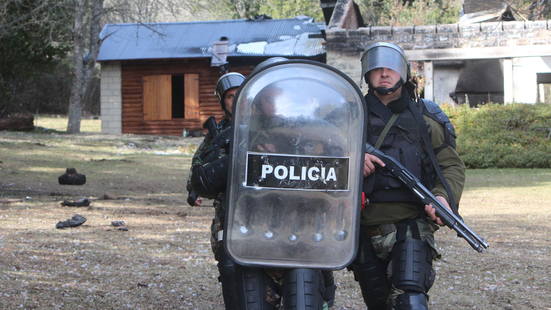 Crece tensión en Villa Mascardi Policía fue a un terreno tomado y mapuches se resisten Más